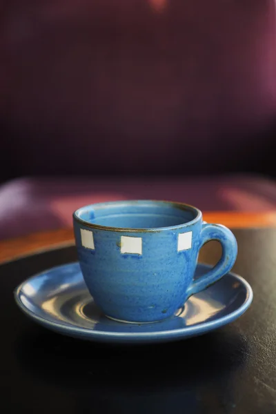 Tono de color vintage de la taza de café en la cafetería de la mesa — Foto de Stock