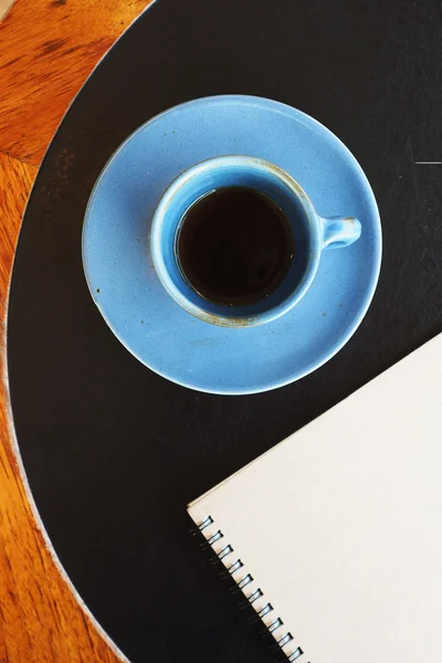 Vintage Farbton der Tasse Kaffee auf dem Tisch Coffee-Shop — Stockfoto