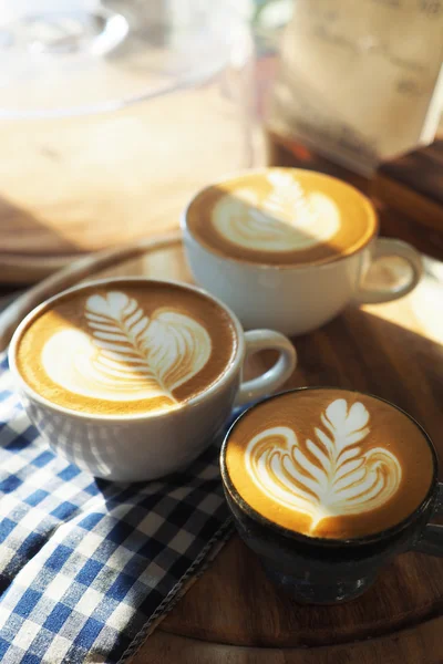 Tono de color vintage de la taza de café con el corazón rojo en la mesa — Foto de Stock