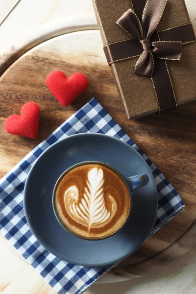 टेबल पर लाल दिल के साथ कॉफी का विंटेज कलर टोन — स्टॉक फ़ोटो, इमेज