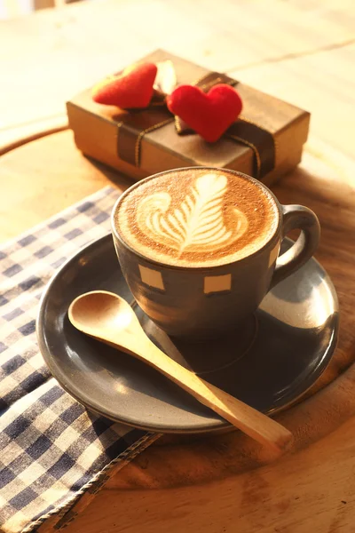 Tom de cor vintage de xícara de café com coração vermelho na mesa — Fotografia de Stock