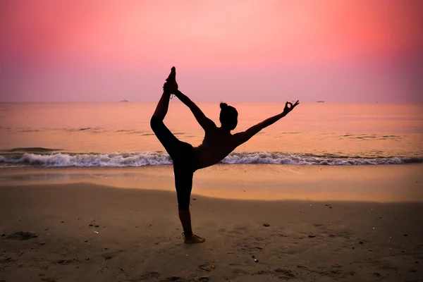 Vrouw die yoga beoefent — Stockfoto