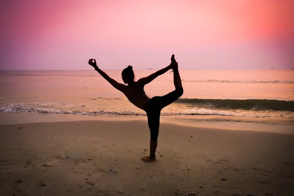 Vrouw die yoga beoefent — Stockfoto