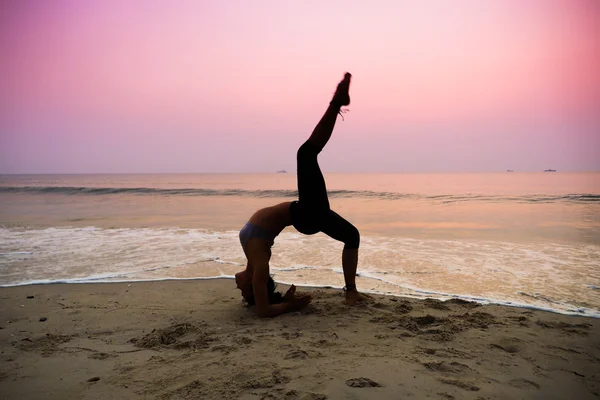 Mujer practicando yoga —  Fotos de Stock