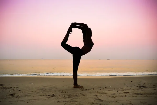 Mujer practicando yoga —  Fotos de Stock