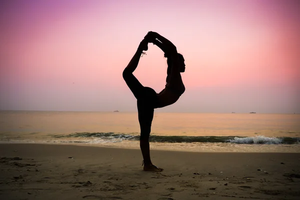 Vrouw die yoga beoefent — Stockfoto