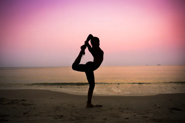 Mujer practicando yoga —  Fotos de Stock