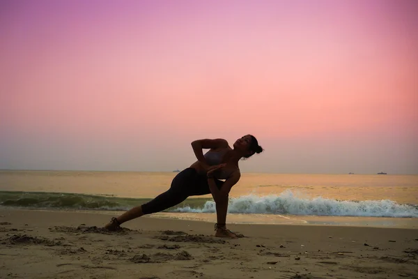 Mujer practicando yoga — Foto de Stock