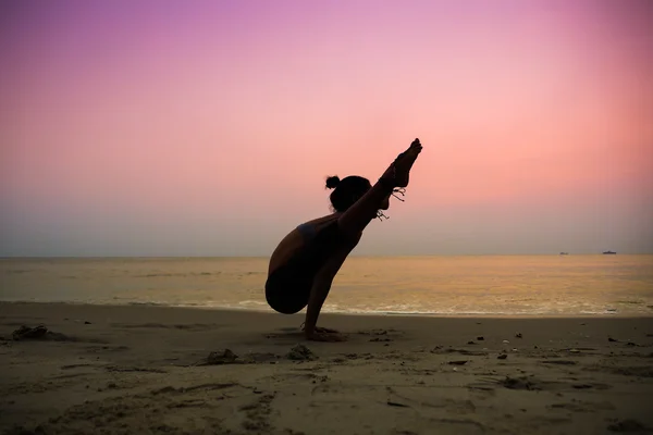 Femme pratiquant le yoga — Photo