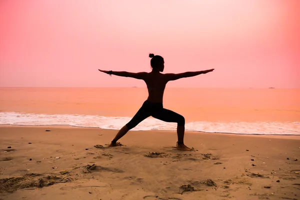 Femme pratiquant le yoga — Photo