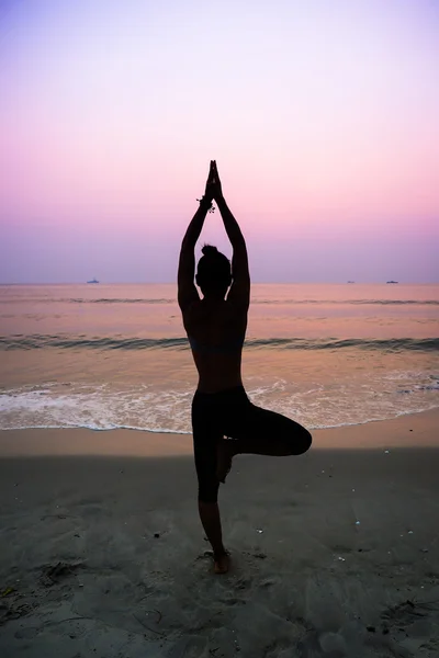 Mujer practicando yoga —  Fotos de Stock