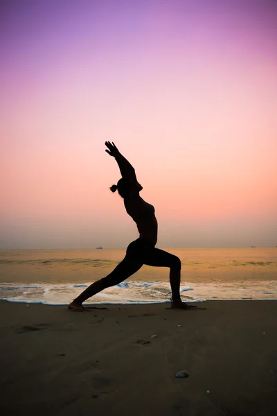 Femme pratiquant le yoga — Photo