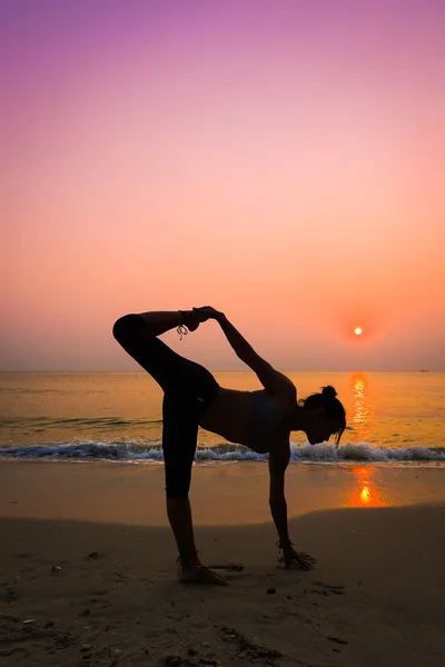 Woman practicing yoga — Stock Photo, Image