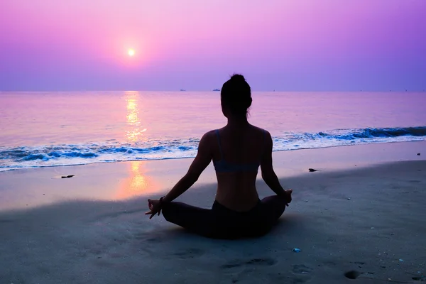 Woman practicing yoga — Stock Photo, Image