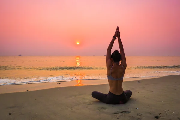 Woman practicing yoga — Stock Photo, Image