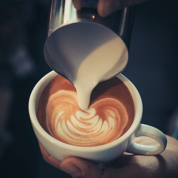 Kopp kaffe latte art på trä bakgrund i vintage färg — Stockfoto