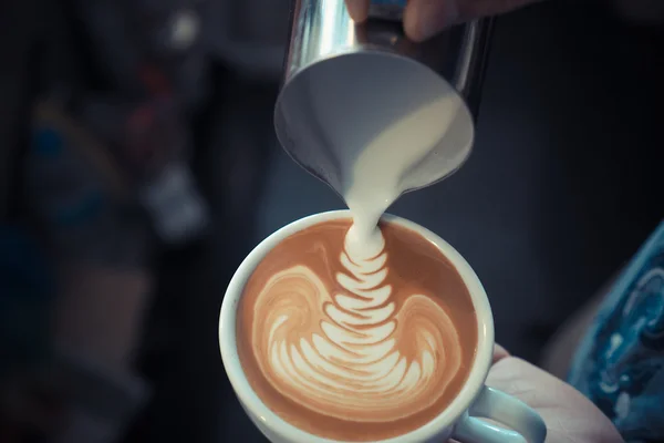 Šálek kávy latte art na dřevo pozadí barevně vinobraní — Stock fotografie