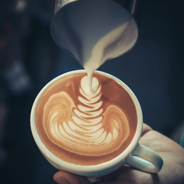 Csésze kávé latte art vintage színes fa háttér — Stock Fotó