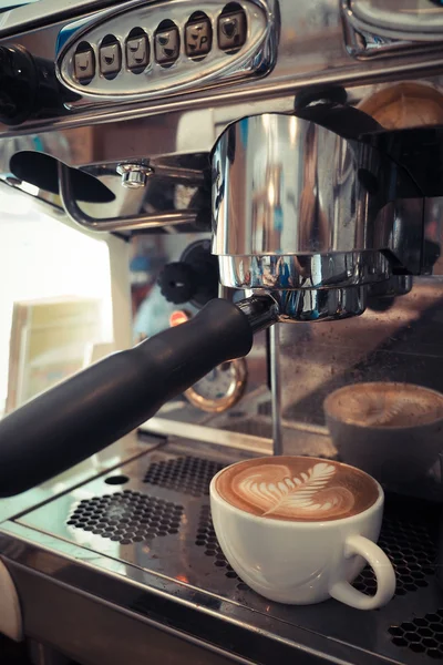 Tazza di caffè latte art sullo sfondo di legno in colore vintage — Foto Stock