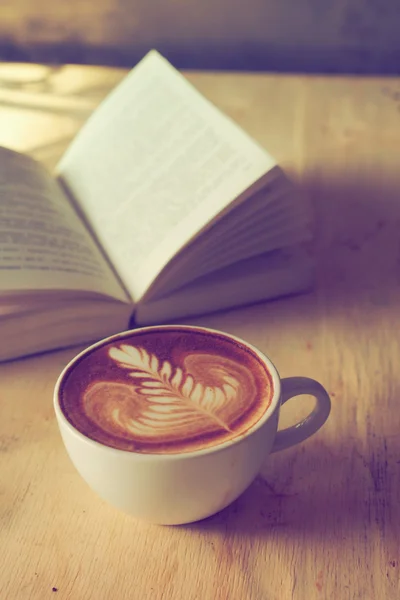 Tasse Kaffee Latte Art auf dem Holz Hintergrund in Vintage-Farbe — Stockfoto