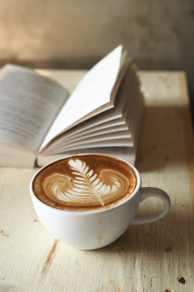 Tasse de café latte art sur le fond en bois de couleur vintage — Photo