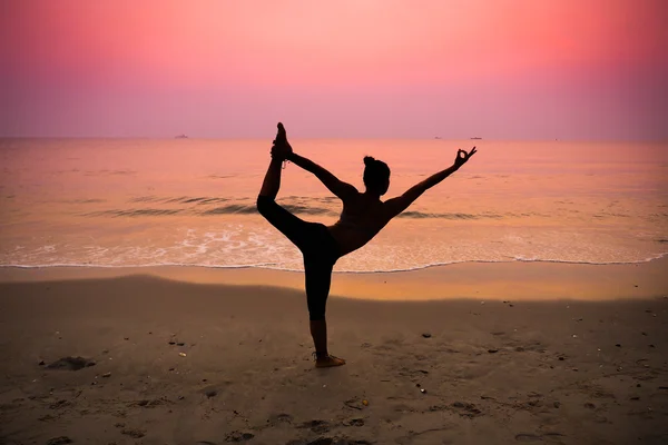 Mujer practicando yoga —  Fotos de Stock