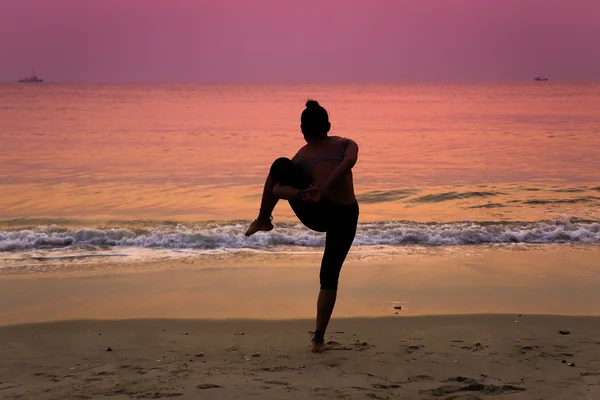 Femme pratiquant le yoga — Photo