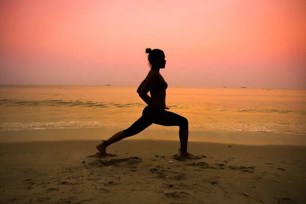 Mujer practicando yoga — Foto de Stock