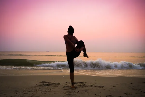 Femme pratiquant le yoga — Photo