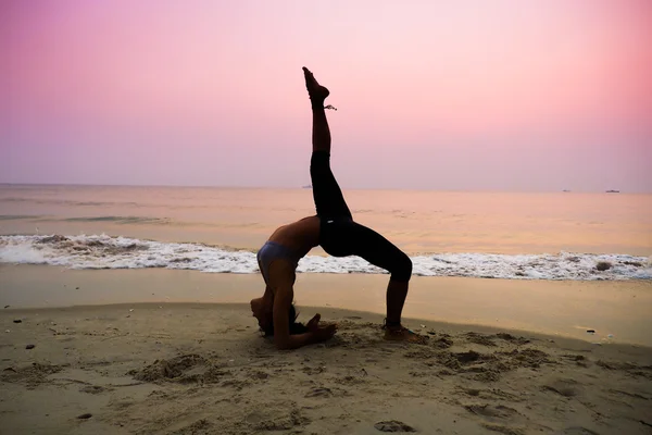 Mujer practicando yoga —  Fotos de Stock