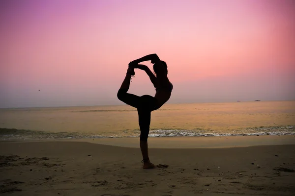 练瑜伽的女人 — 图库照片