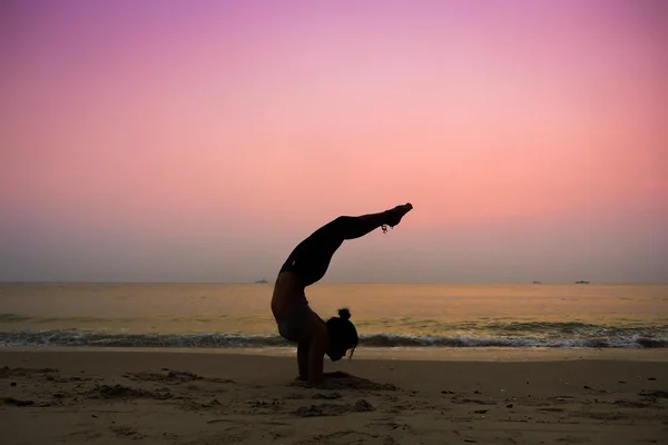 Woman practicing yoga — Stock Photo, Image