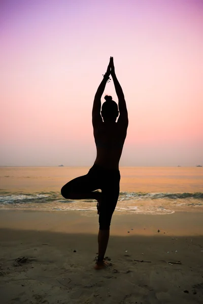 Mujer practicando yoga — Foto de Stock