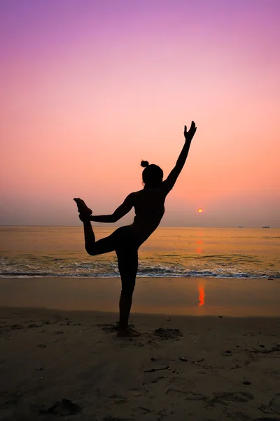 Vrouw die yoga beoefent — Stockfoto