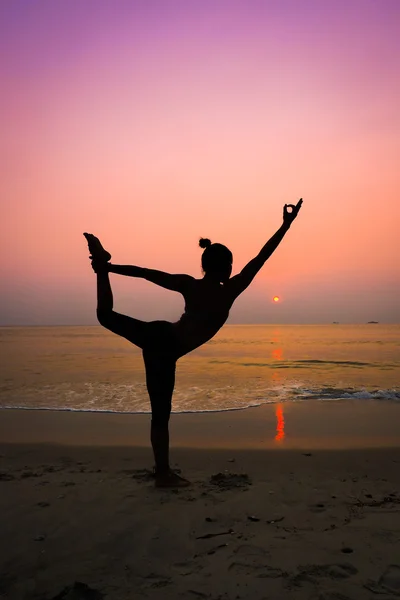 Mujer practicando yoga — Foto de Stock