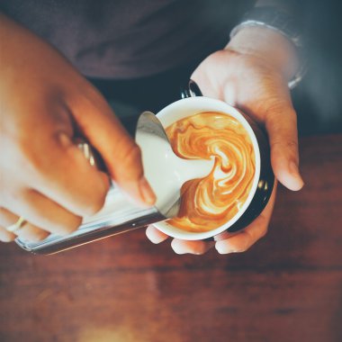 fincan kahve latte sanat vintage renkli ahşap arka plan üzerinde 