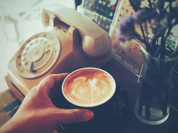 Kopp kaffe på personalen i trä — Stockfoto