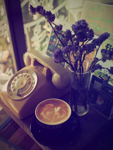 Kopje koffie op de houten bureau — Stockfoto