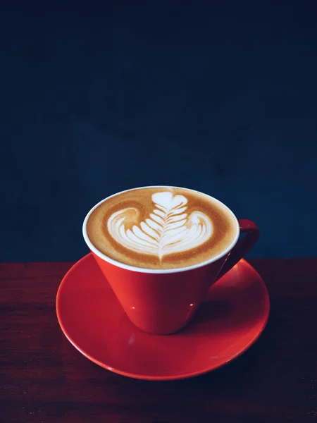 Kopje koffie op de houten bureau — Stockfoto