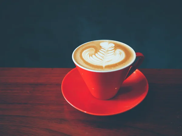 Secangkir kopi di meja kayu — Stok Foto