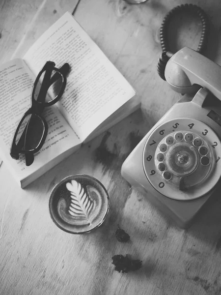 Kopje koffie op de houten bureau — Stockfoto