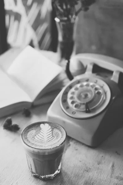 Tasse Kaffee auf dem Holztisch — Stockfoto