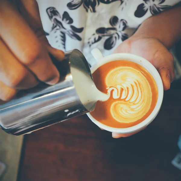 Csésze kávé latte art vintage színes fa háttér — Stock Fotó