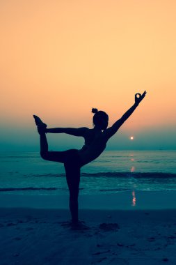  Yoga Çalışan Genç Kadın 