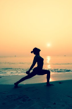  Yoga Çalışan Genç Kadın 