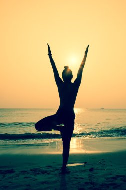  Yoga Çalışan Genç Kadın 