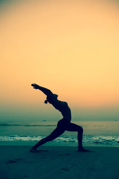 Mujer joven practicando yoga — Foto de Stock