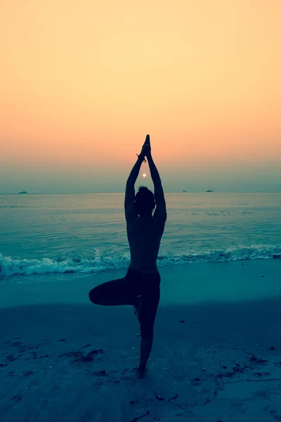 Jovem mulher praticando Yoga — Fotografia de Stock