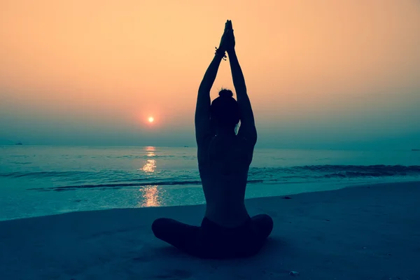 Mujer joven practicando yoga — Foto de Stock