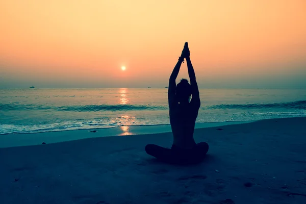 Mujer joven practicando yoga — Foto de Stock